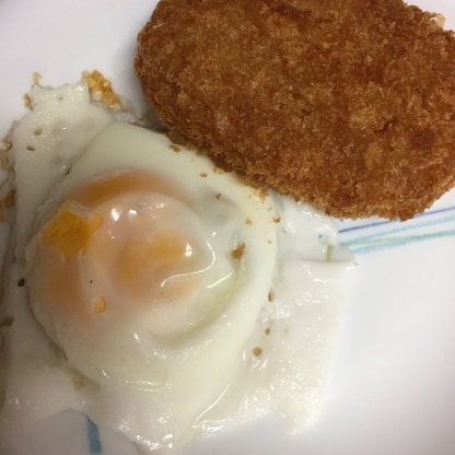 目玉焼きに添えていただきました！揚げたてのようにサクサクで美味しかったです♪ご馳走様でした。素敵なレシピありがとうございました(*^^*)